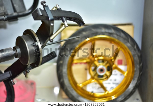 golden wheel bike