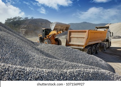 Radlader lädt einen Lastwagen mit Sand in einer Kiesgrube