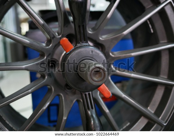 wheel on the\
balancing machine at the tyre\
shop.