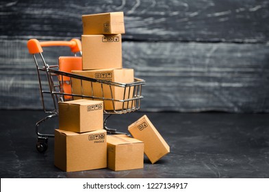 Wheelbarrow supermarket with boxes. Sales of products. The concept of trade and commerce, online shopping. Black Friday, the sale of goods, high discounts and promotions. delivery order.