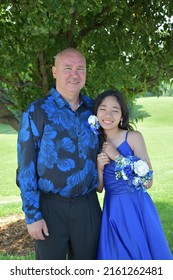 Wheelersburg, Ohio, USA. May 24, 2022. Father And Daughter In A Matching Elegant Outfits Are Posing For The Portrait Before The Annual Daddy Daughter Dance. 