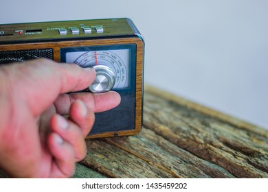 When He Picked Up The Radio Transceiver Chip Router. Place On The Old Wooden Table Open Swiss And Turn The Tuning. Listen To News, Songs, Finger Until You Find The Station You Want.