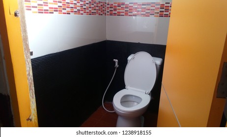 When Open The Bathroom Door In The Hospital, Found A White Toilet, A Black Wall, And A Clean Floor.