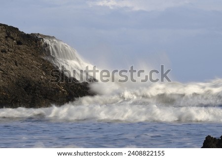 When the sea is altered by the wind that blows the waves, they collide strongly against the rocks and cliffs that are on the coast jumping upwards