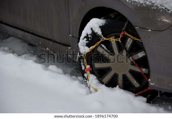where it does not help to drive through a snowy road and
lift a plow somewhere out into the meadow, it is necessary to have
snow chains on the wheels of the car.  in the deep snow ana ice
will help 