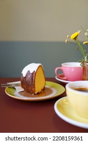 While drinking coffee at the cafe, clemon cake