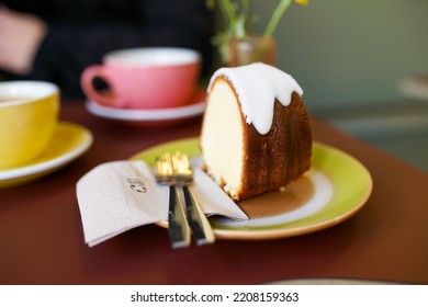 While drinking coffee at the cafe, clemon cake