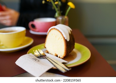 While drinking coffee at the cafe, clemon cake
