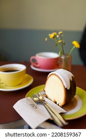 While drinking coffee at the cafe, clemon cake
