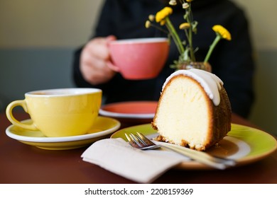 While drinking coffee at the cafe, clemon cake