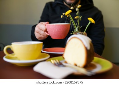 While drinking coffee at the cafe, clemon cake