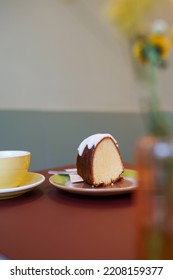 While drinking coffee at the cafe, clemon cake
