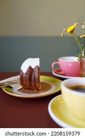 While drinking coffee at the cafe, clemon cake
