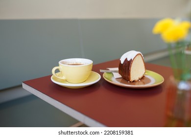 While drinking coffee at the cafe, clemon cake