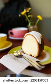 While drinking coffee at the cafe, clemon cake