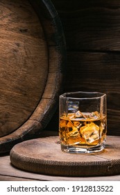 El whisky en vidrio con hielo es una bebida alcohólica fuerte de un barril de roble. Hay que beber whisky con hielo y luego el whisky sabe mejor que un barril de roble.