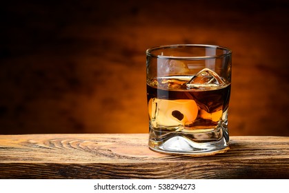 виски со льдом на деревянном столе