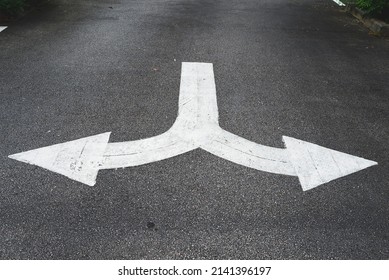 White Arrow Symbols Pointing Left Right Stock Photo 2141396197 ...