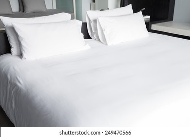 White Bed Sheets And Pillows