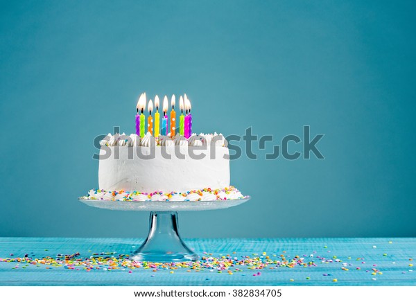 Gateau D Anniversaire Blanc Sur Fond Bleu Photo De Stock Modifiable