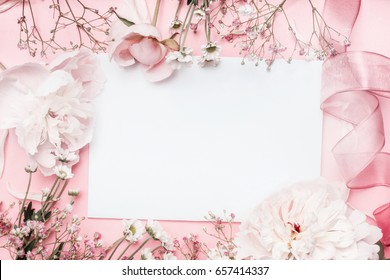 ピンクの薄い背景に白い空のカードとパステルの花とリボン 花柄のフレーム クリエイティブな挨拶 招待 ホリデーのコンセプト の写真素材 今すぐ編集
