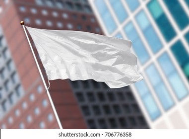 Weiße leere Fahne, die im Wind gegen unscharfes modernes Gebäude weht. Perfekte Vorlage zum Hinzufügen von Logos, Symbolen oder Zeichen