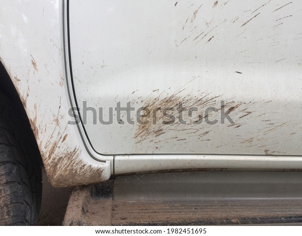 White car, white\
mud, pleasant to drive in rainy season. Dirty class that splashes\
into the car Should be\
cleaned