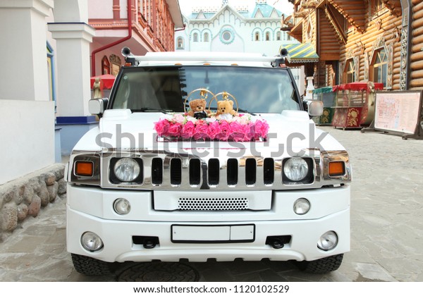White car for newlyweds with Teddy bear\
decorations and rings. Moscow.\
20.09.2011
