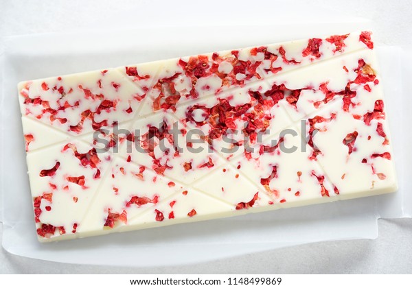 White chocolate bar with\
strawberries 