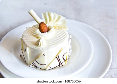 White Chocolate Cake With Almond On Top