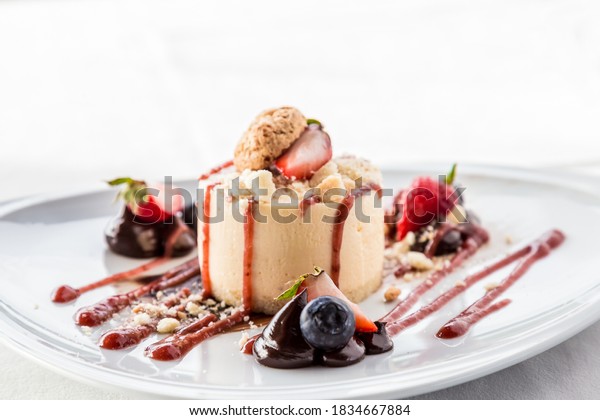 Gateau Au Chocolat Blanc Avec Biscuits Photo De Stock Modifiable