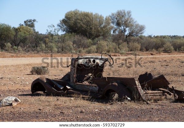 White Cliffs\
Australia, rusty car in\
desert