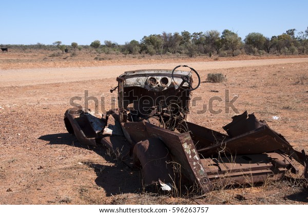 White Cliffs\
Australia,rusty car in\
desert