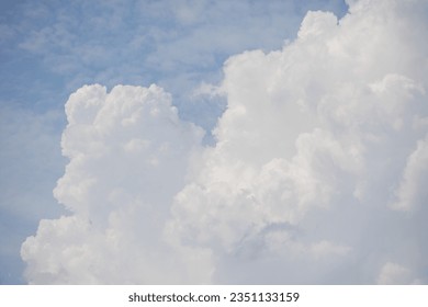 weiße Wolkenstruktur auf blauem Hintergrund. – Stockfoto