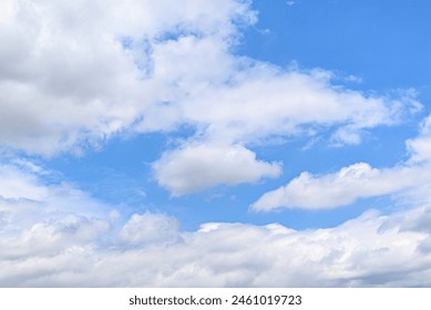 Nuages blancs dans un ciel bleu clair. La beauté de la nature : photo de stock
