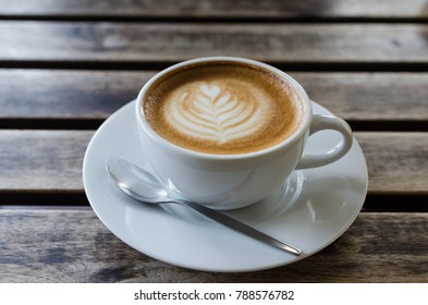 喫茶店エリアのテーブルの木のテクスチャーの上に白いコーヒーカップ。