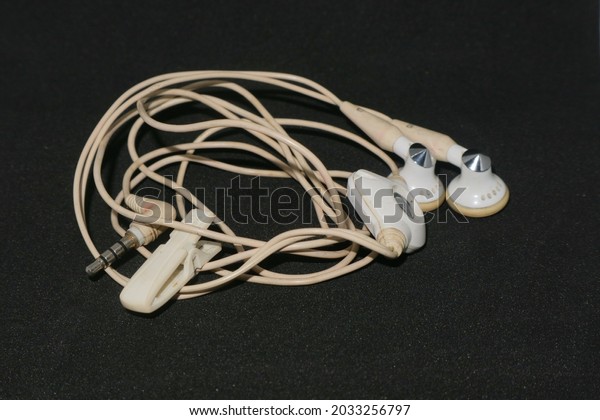 white color of\
earphone with messy cable\
photo