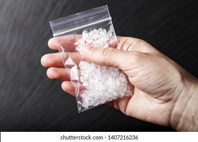 weiße Kristalle Arzneimittel Methamphetamin in einem Plastikbeutel auf schwarzem Hintergrund