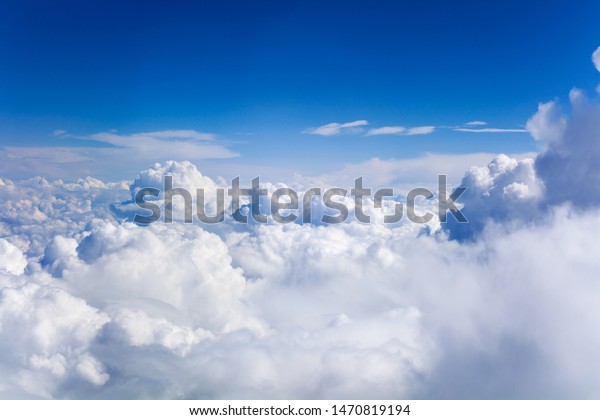 明るい青の空の背景に白い積雲 曇り空の背景 ふわふわした雲のテクスチャー 美しい晴れた雲景天 オゾン層イラスト 風光明媚な曇り天候 コピースペース の写真素材 今すぐ編集