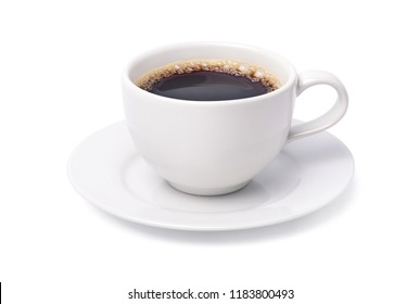 Белая чашка черного кофе изолирована на белом фоне с обрезкой дорожкой