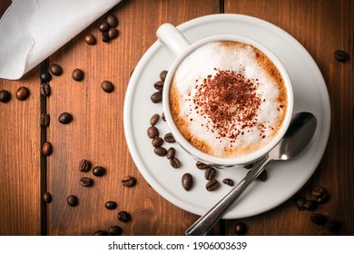Weiße Tasse leckeren Cappuccino mit Pulverschokolade 