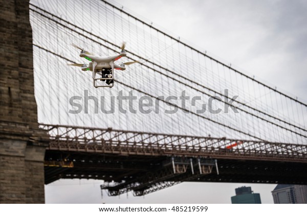 Drones Blancos Volando En La Ciudad De Nueva York En Un Día Nublado Con ...