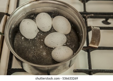 Яйца в кипяченой воде. Яйца кипят. Яйца в кипящей воде. Белые яйца в воде. Как понять что вода с яйцами закипела.