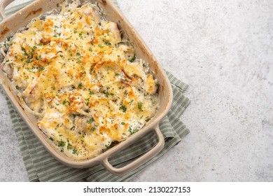Chou-fleur de casserole de poisson blanc, pomme de terre au fromage, crème aigre et oignon