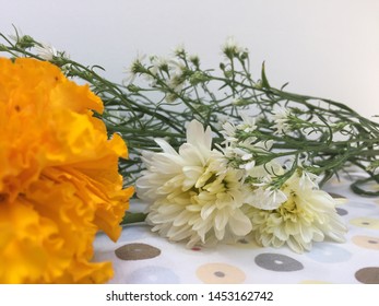 There .......... flowers on the table