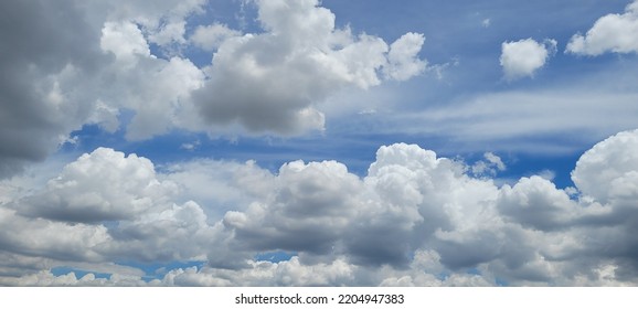 white fluffy clud on blue sky 