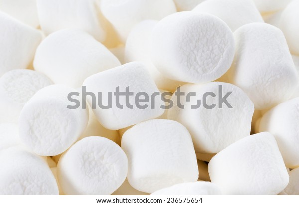 白いふわふわの丸いマシュマロを背景に ポスターとしての甘い食べ物のキャンディ背景 壁紙 背景マクロ の写真素材 今すぐ編集