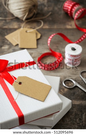 Foto Bild Weiße Geschenkbox mit Aufkleber auf Holztisch.