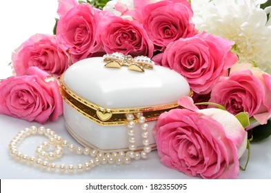 White Giftcard Jewelry Box With The Necklace Bouquet Of Flowers Roses