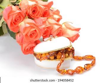 White Giftcard Jewelry Box With The Necklace Bouquet Of Flowers Roses 